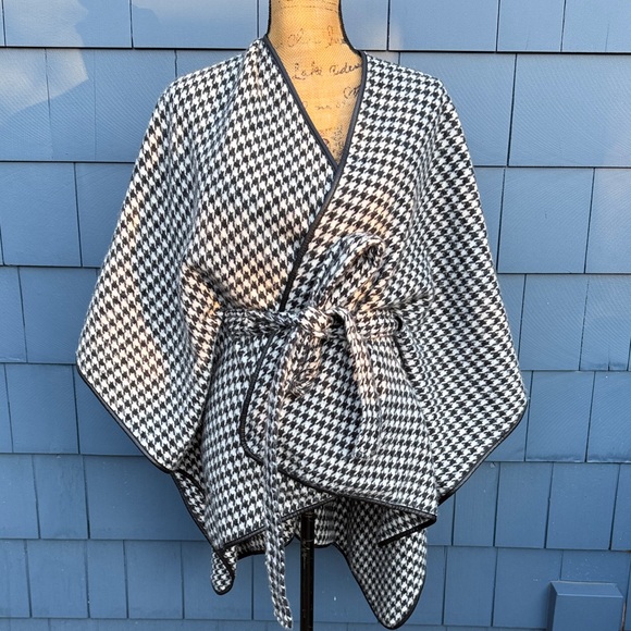 Sweaters - Black and White Houndstooth Wrap Poncho belted convertible soft
